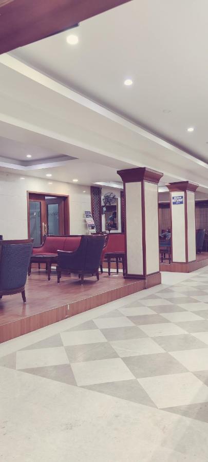 Hotel Bhimas Paradise ตีรูปาติ ภายนอก รูปภาพ
