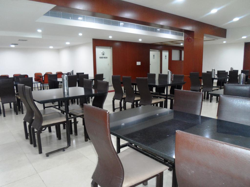 Hotel Bhimas Paradise ตีรูปาติ ภายนอก รูปภาพ