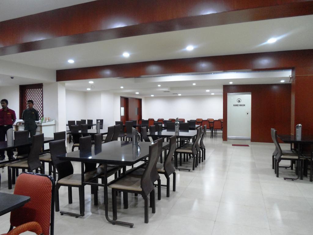 Hotel Bhimas Paradise ตีรูปาติ ภายนอก รูปภาพ