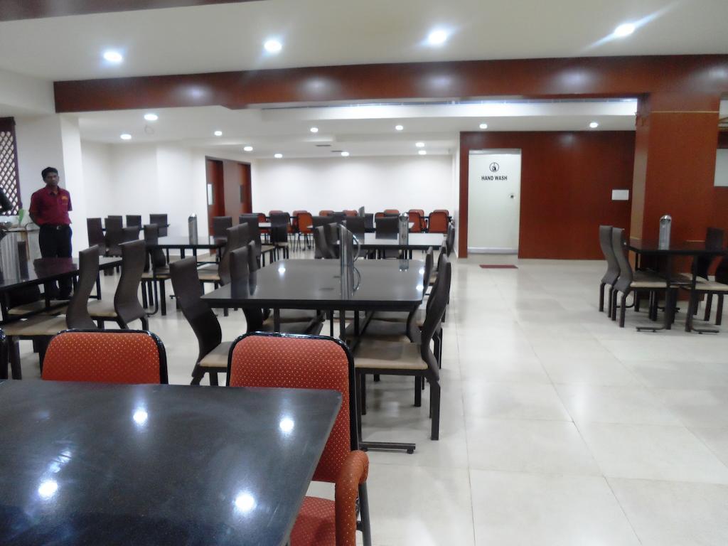 Hotel Bhimas Paradise ตีรูปาติ ภายนอก รูปภาพ