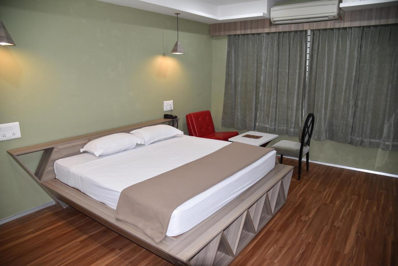Hotel Bhimas Paradise ตีรูปาติ ภายนอก รูปภาพ